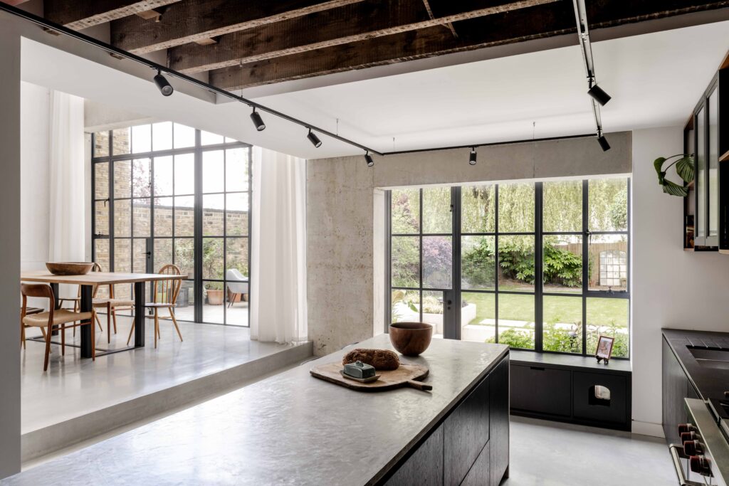 DONOVAN AV-116-lo res