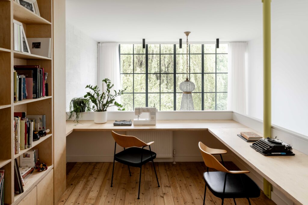 DONOVAN AV-122-lo res